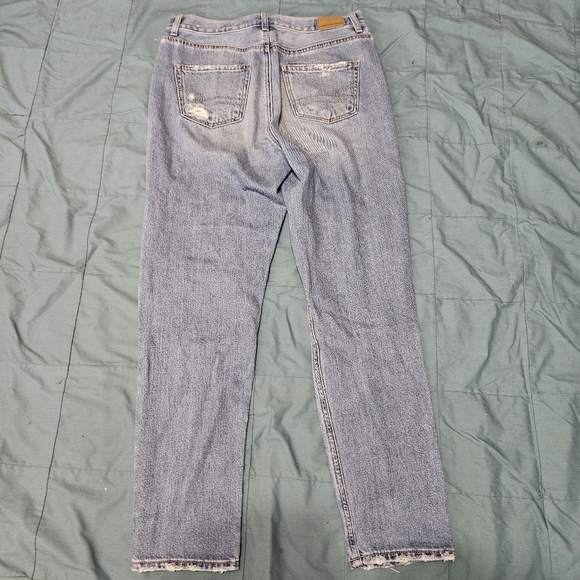 American Eagle woman's heavily distressed mom jeans - Picture 14 of 14